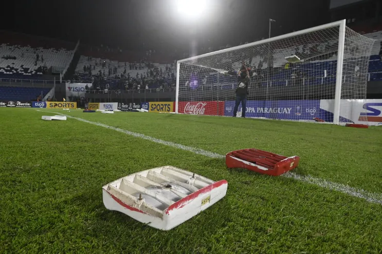 Los barras de Olimpia rompieron y lanzaron las butacas de la Gradería Sur al césped del Defensores del Chaco provocando la suspensión del clásico con Libertad por la Copa Paraguay.