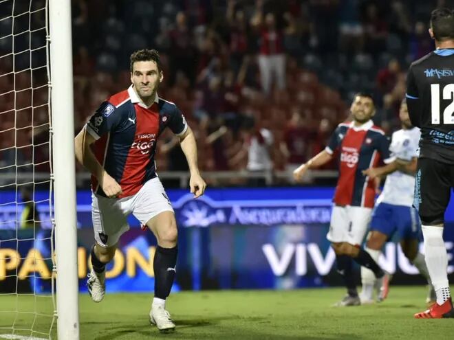 Mauro Boselli festeja el tanto que convirtió contra Sol de América por la jornada 15 del torneo Clausura 2021.