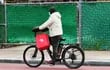 Un repartidor de comida para la aplicación Doordash pedalea su bicicleta eléctrica en Flatbush, Brooklyn, Nueva York.