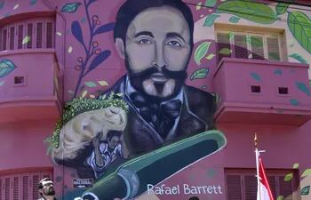 Los artistas que realizaron el mural y la escultura dedicada a Rafael Barrett durante la inauguración de la ruta pedagógica en Asunción.