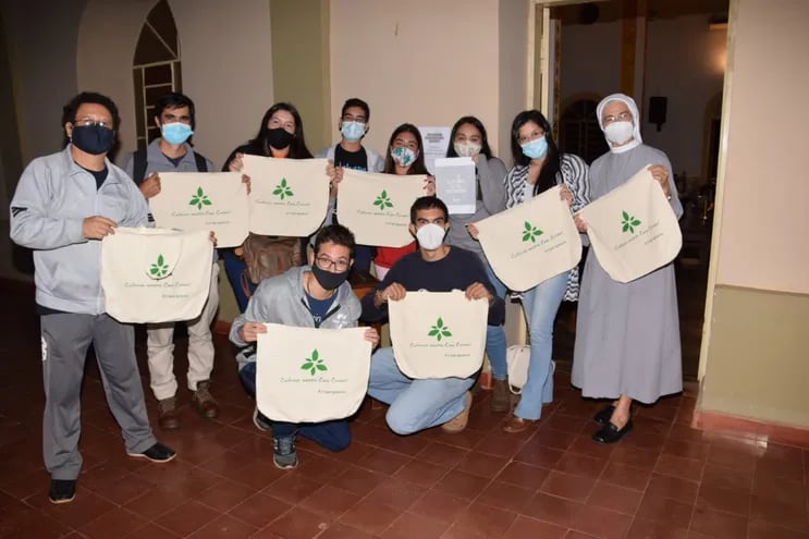 La Pastoral Juvenil de la Parroquia de San Ignacio presentó las bolsas ecológicas, una iniciativa basada en el llamado del Papa a cuidar el medioambiente.