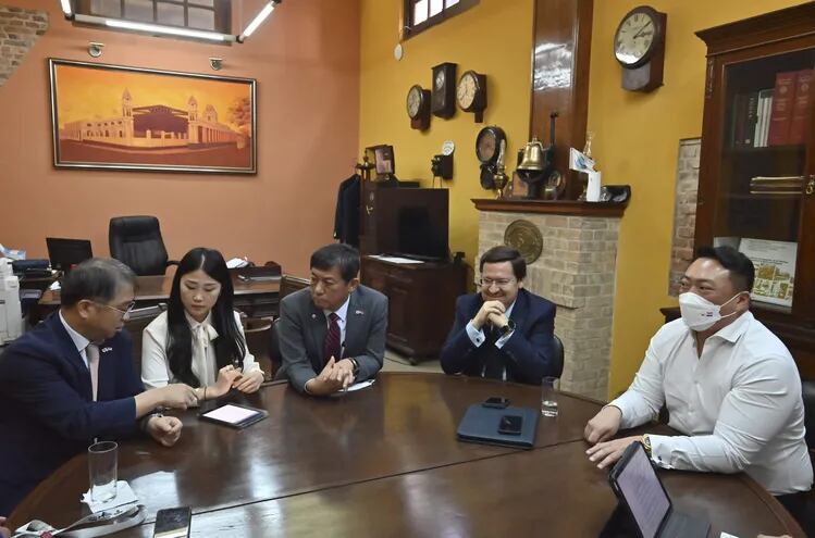 El presidente de Fepasa, Lauro Ramírez, junto a los representantes de la estatal coreana KIND.