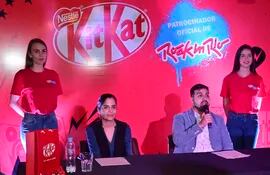 Adriana Ortiz y Rodrigo Sánchez dieron los detalles de la promo “KitKat Rock in Rio”.