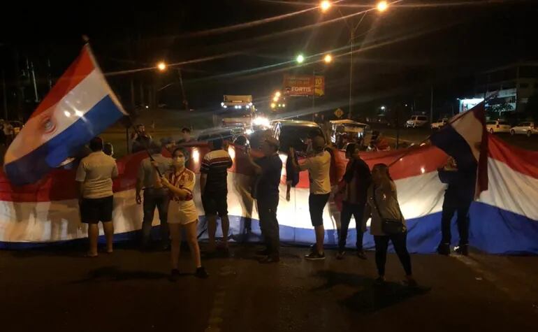 Habitantes de Ciudad del Este bloquearon la ruta PY02 para exigir  juicio político o  renuncia del  Ejecutivo.