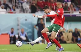 Cristiano Ronaldo remata hacía la portería de Marruecos en la búsqueda de su gol número 9 en Copa del Mundo, que no llegó.