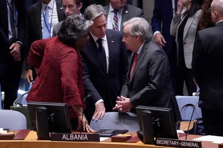 El secretario de Estado de EE.UU., Antony Blinken (C) junto al secretario general de la ONU António Guterres (d) y  la embajadora de EE.UU. ante la ONU, Linda Thomas-Greenfield (i)  antes de la reunión de alto nivel del Consejo de las Naciones Unidas para tratar la guerra Israel-Hamás.  (AFP)