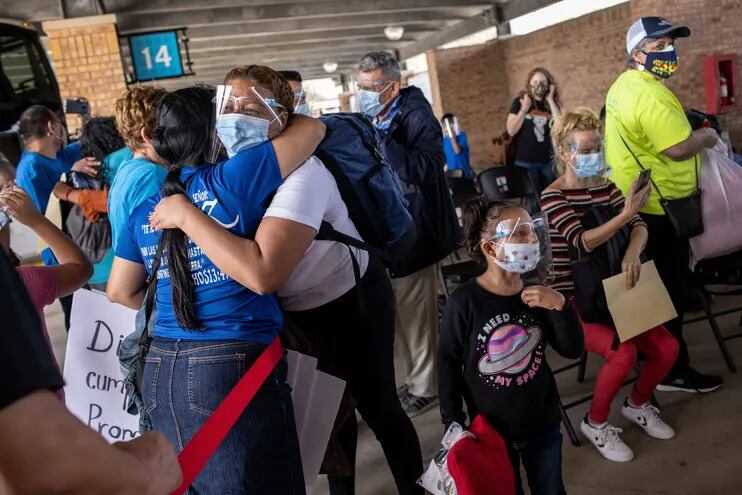 Un primer grupo de 25 migrantes fue autorizado a ingresar por autoridades estadounidenses luego de que el 19 de febrero se cancelara un programa que los obligaba a esperar en México la respuesta a su solicitud de asilo.