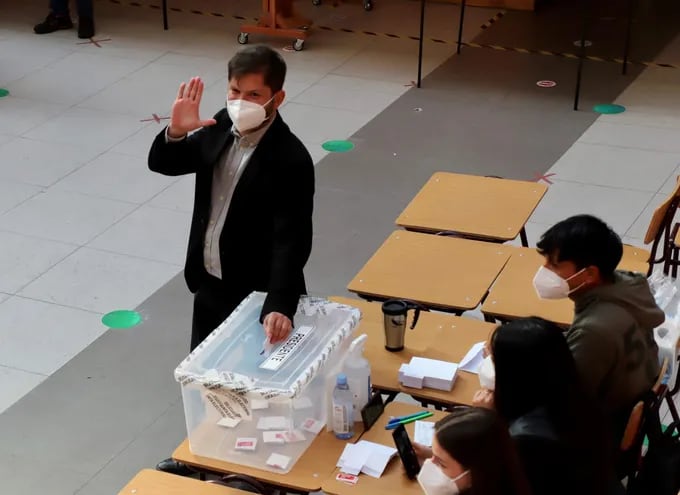 Gabriel Boric vota durante la segunda vuelta de las elecciones presidenciales hoy, en el colegio electoral en la Escuela Patagonia de Punta Arenas (Chile).