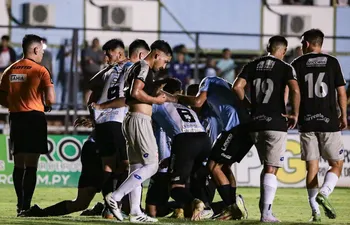 Los jugadores de Guaireña festejan un gol en el partido contra Resistencia por la penúltima jornada del Torneo Clausura 2023.