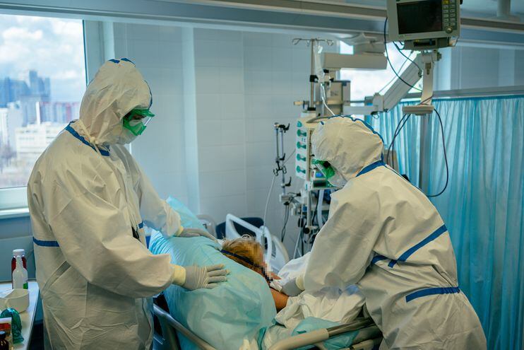Trabajadores de la salud ataviados con equipos de protección tratan a pacientes infectados con coronavirus en Moscú.
