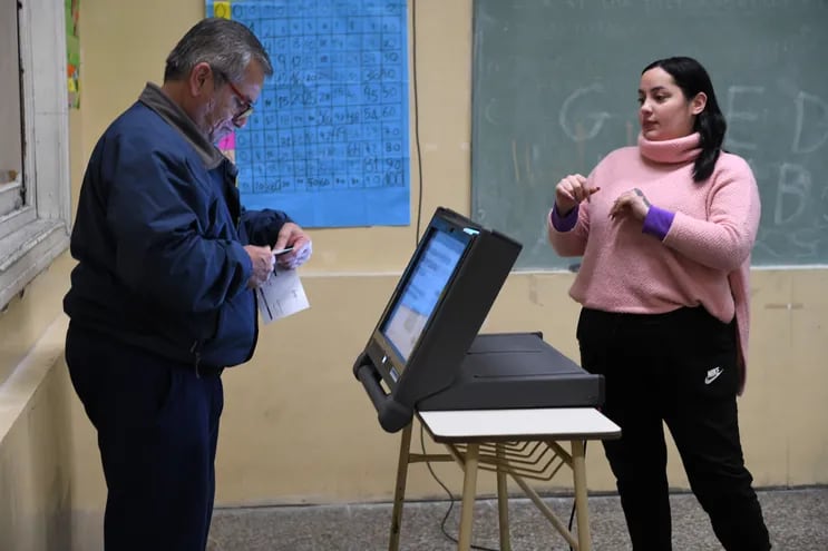 Ciudadanos votan hoy en las elecciones Primarias, Abiertas, Simultáneas y Obligatorias (PASO), en la Escuela Normal Superior Número 3 Bernardino Rivadavia en el barrio de San Telmo, en Buenos Aires (Argentina).   (EFE)
