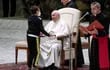 El joven Paolo Junior, de 10 años, se acerca al papa Francisco (c) durante su audiencia general de los miércoles en el Aula Pablo VI en la Ciudad del Vaticano, este miércoles.