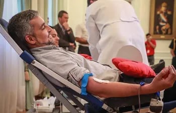 El presidente de la República, Mario Abdo Benítez (Marito) dona sangre en pleno Palacio de López.