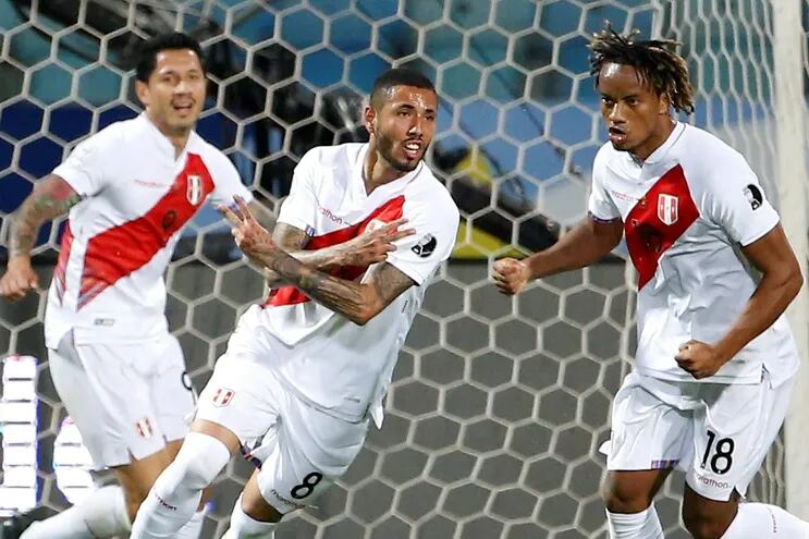 Sergio Peña (c) de Perú celebra tras anotar contra Colombia, durante un partido por el grupo B de la Copa América en el Estadio Olímpico Pedro Ludovico Teixeira, en Goiania (Brasil).