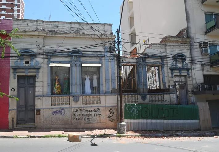 Una casa antigua, patrimonio cultural histórico de Asunción, fue demolida este fin de semana. El edificio estaba ubicado sobre Azara, entre  Yegros e Iturbe, en el microcentro. A la izquierda hay otro edificio de igual estilo, ya que ambas estructuras forman parte de un conjunto.