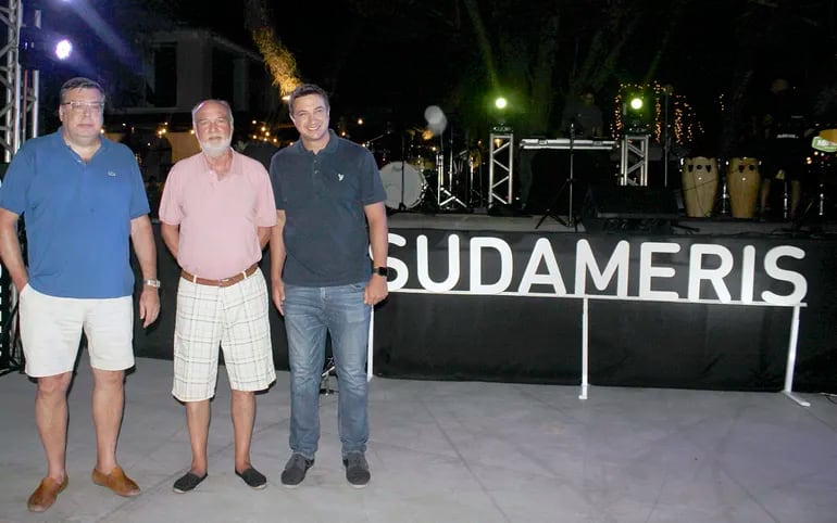Jerónimo Nasser, gerente general de Banco Sudameris; Luis Callizo, presidente del Club Náutico San Bernardino, y Renzo Ferrari, encargado de la organización de la corrida.