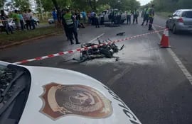 La motocicleta en la que circulaba la víctima se incineró por completo.