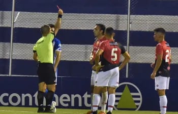 La expulsión de Osmar Molinas en el partido de River Plate ante el 12 de Octubre.