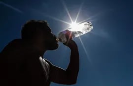 Una de las recomendaciones ante la ola de calor es hidratarse adecuadamente.