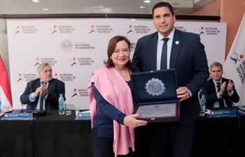 Robert Harrison (der.), presidente de la Asociación Paraguaya de Fútbol (APF) entregó este lunes último un reconocimiento a la renunciante ministra de Deportes, Fátima Morales.