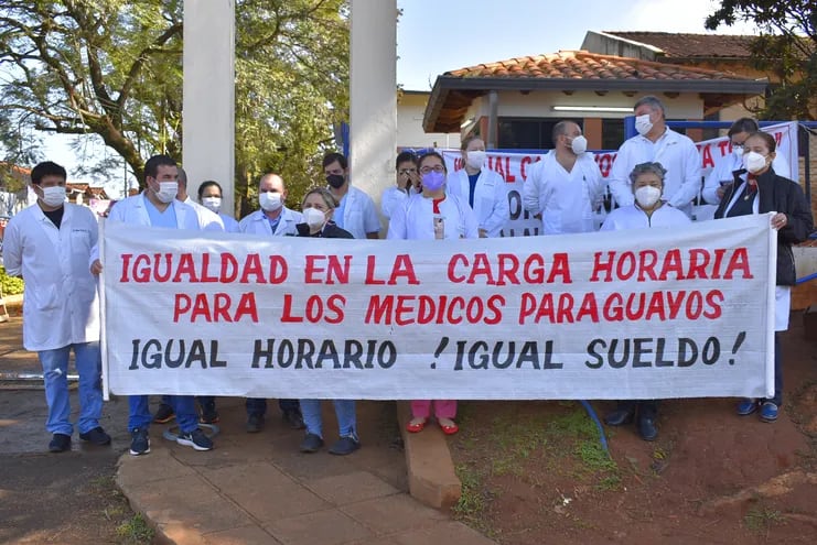 Una de las manifestaciones realizadas por los médicos en reclamo de reducción de la carga horaria y aumento salarial.