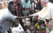 francisco-visita-un-campo-de-refugiados-en-bangui-capital-de-republica-centroafricana-un-pais-sumido-en-una-cruel-guerra-interreligiosa-desde-hace-195926000000-1404240.jpg