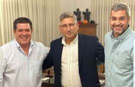 Juan Carlos Vera (centro) junto al expresidente Horacio Cartes y el actual mandatario Mario Abdo Benítez.