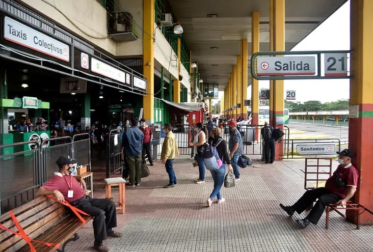 El movimiento de pasajeros fue escaso este lunes en la Terminal de Ómnibus de Asunción.