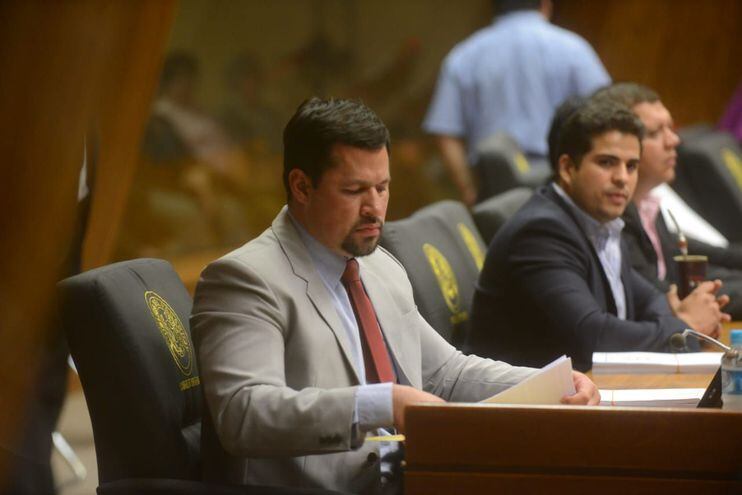 El acusado diputado Ulises Quintana (ANR) permaneció en la sala de sesiones de la Cámara de Diputados para dar quórum al cartismo y que el proyecto de reforma de la carta orgánica policial pueda ser archivada.