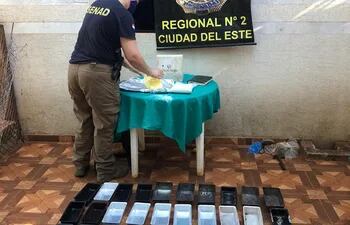 Las evidencias incautadas del laboratorio clandestino instalado en una granja de Minga Guazú.