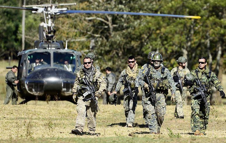 Reciente actuación de artilleros de la Fuerza de Tarea Conjunta (FTC) en ayuda de la Policía Nacional durante una detención de narcos en Capitán Bado, Amambay.