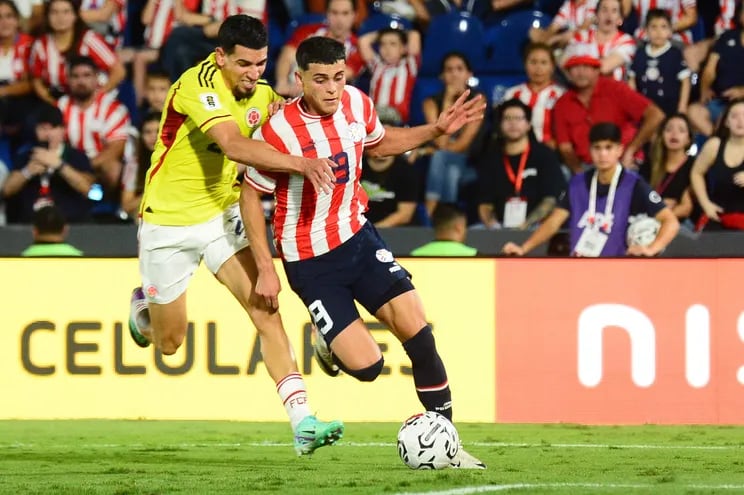 Ramón Sosa (d) de Paraguay disputa el balón con Daniel Muñoz de Colombia, en un partido de las Eliminatorias Sudamericanas.