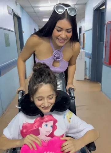 Laura Rodríguez influencer conocida como Laurys Dyva saliendo del Hospital Central del Instituto de Previsión Social tras la operación de la niña de 13 años Mia.