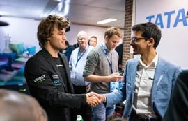 Magnus Carlsen felicita a Anish Giri por su triunfo en Wijk aan Zee (Foto Lennart Ootes Tata Steel Chess Tournament 2023).