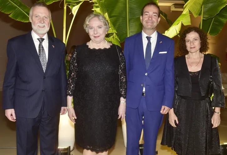 El embajador de la República Federal de Alemania, Holger M. Scherf y su esposa María Scherf; Frank Gauls y Ana María Acevedo López.