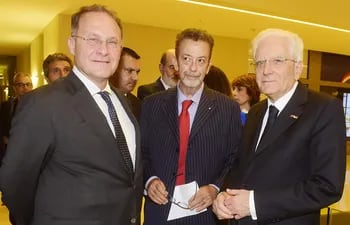 El viceministro de Asuntos Exteriores y Cooperación Internacional, Edmondo Cirielli; el embajador de Italia, Marcello Fondi, y el presidente de la República Italiana Sergio Mattarella.