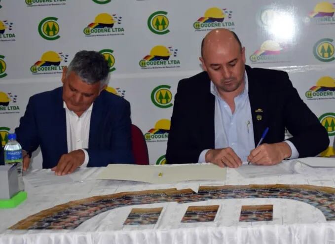 Pablo Burián (izquierda) firmó un convenio con Coodeñe Ltda.