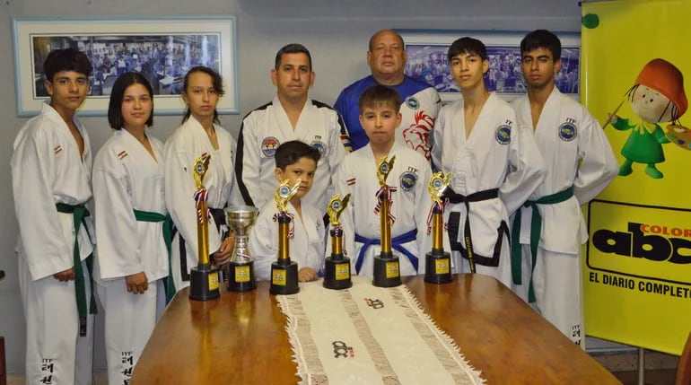 El Sabonim Almada (c) con los  campeones de la Escuela de la Cooperativa de San Lorenzo.