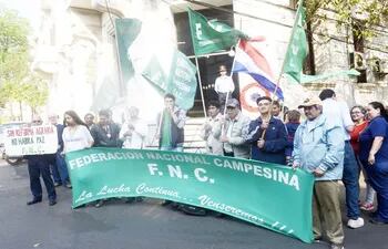 integrantes-de-la-federacion-nacional-campesina-se-manifestaron-ayer-frente-a-la-sede-del-ministerio-del-interior--203958000000-1627674.jpg