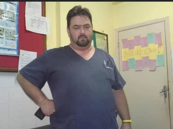 El licenciado en enfermería Darío Guzmán Duarte Alfonso (51) falleció este sábado por Covid-19