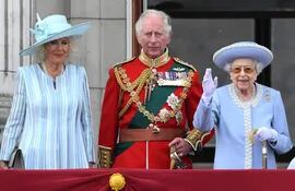 TOPSHOT - Los nuevos reyes, Carlos III y Camila, en una imagen de archivo junto a la soberana británica que falleció ayer a la edad de 96 años.  (AFP)