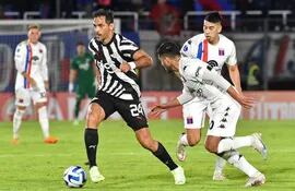 El paraguayo Roque Santa Cruz (i), jugador de Libertad, controla el balón en el partido contra Tigre por la ida de los playoffs de la Copa Sudamericana en el estadio Defensores del Chaco, en Asunción.