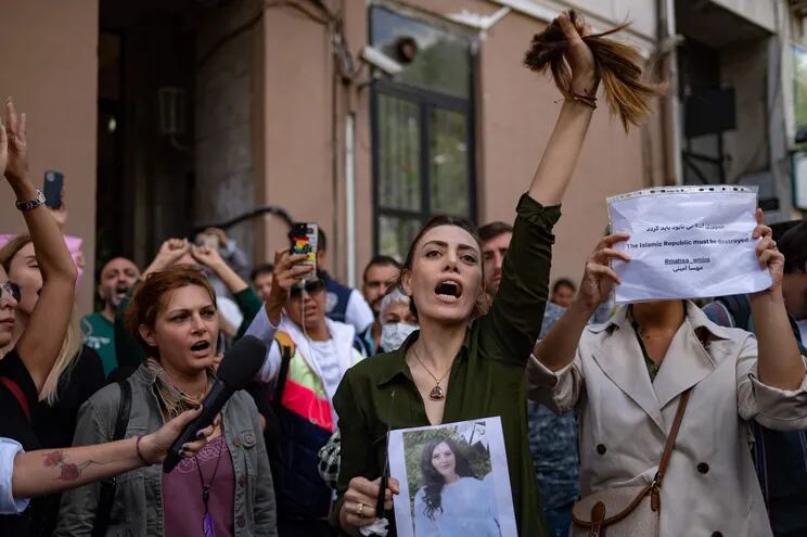 Iraníes protestan frente al consulado de su país en Estambul, Turquía, tras la muerte de la joven Mahsa Amini. (AFP)