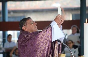 El obispo de la diócesis de Caacupé, monseñor Ricardo Valenzuela presidió la misa en el Santuario Nuestra Señora de los Milagros de Caacupé.