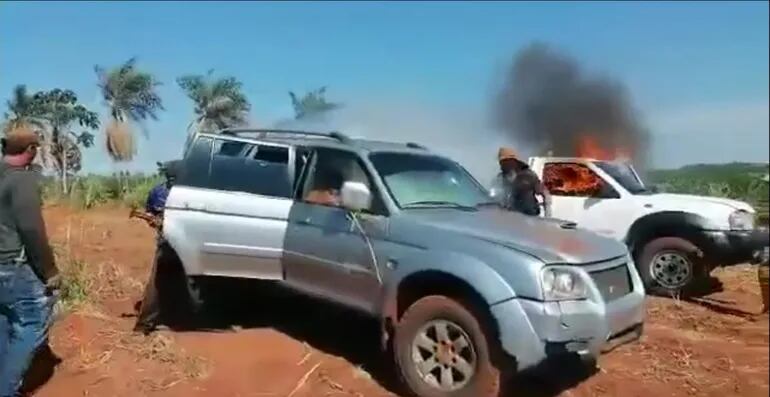 Vehículos secuestrados y quemados por supuestos sin tierras en Yasy Cañy.