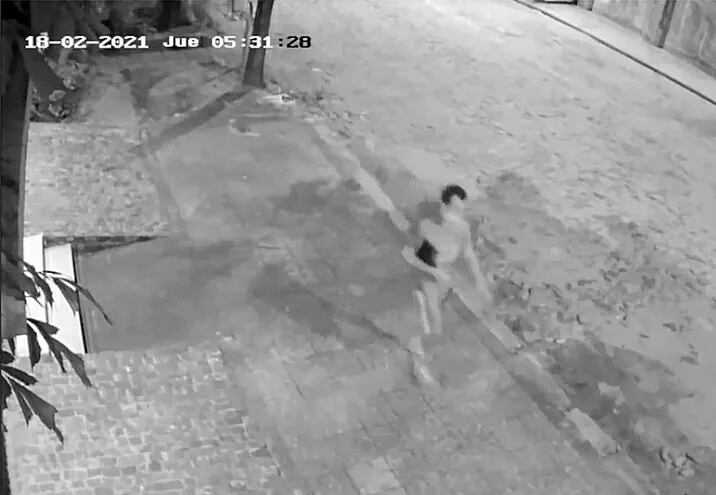 Video que condujo a la captura del asesino de Olga Feliciángeli. Se ve a Matías Raúl Bilbao huyendo con la tablet de la víctima.