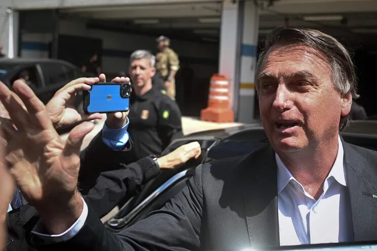 El expresidente de Brasil Jair Bolsonaro sale de la sede de la Policía Federal tras dar testimonio, por la asonada de enero pasado, en Brasilia (Brasil).  (EFE)
