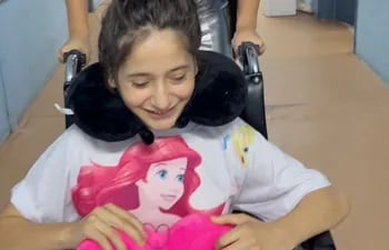 Laura Rodríguez influencer conocida como Laurys Dyva saliendo del Hospital Central del Instituto de Previsión Social tras la operación de la niña de 13 años Mia.