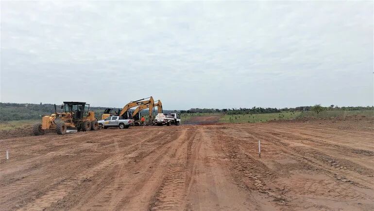 Equipos viales en la zona de obras de la ruta de circunvalación de la ciudad de Curuguaty cuya construcción está en etapa de inicio.