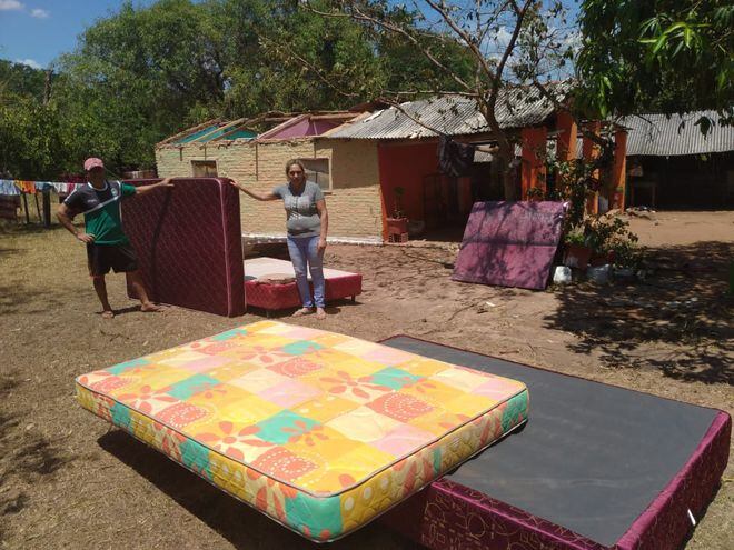 Una de las familias afectadas por el temporal que azotó varias compañías de Acahay. La mayoría de las viviendas se quedó sin techo.